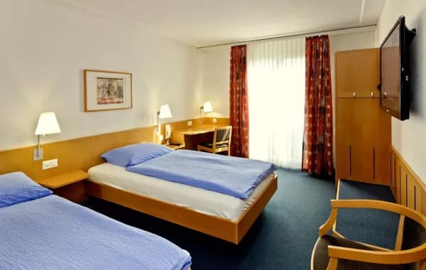 Berghotel Schweiz Oberwallis Sommer – Hotel Good Night Inn Zimmer, Naters/Brig
