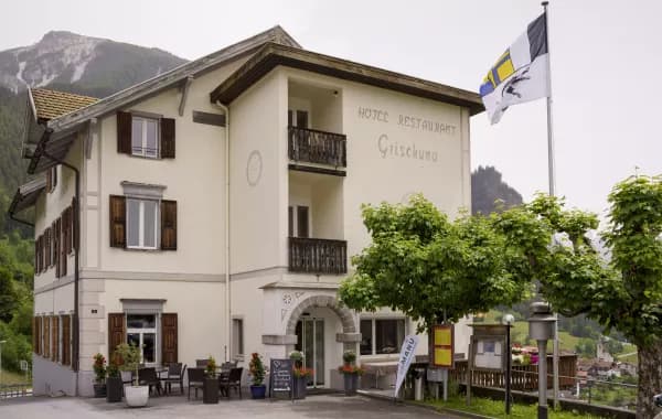 Wanderhotel Schweiz Graubünden Sommer – MANU Lodge Grischuna Außenansicht, Graubünden