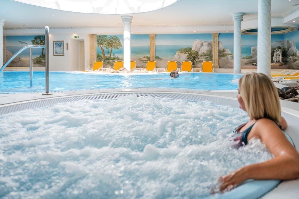 Spa im Strandhotel Arkona auf Rügen mit Whirlpool und Pool.
