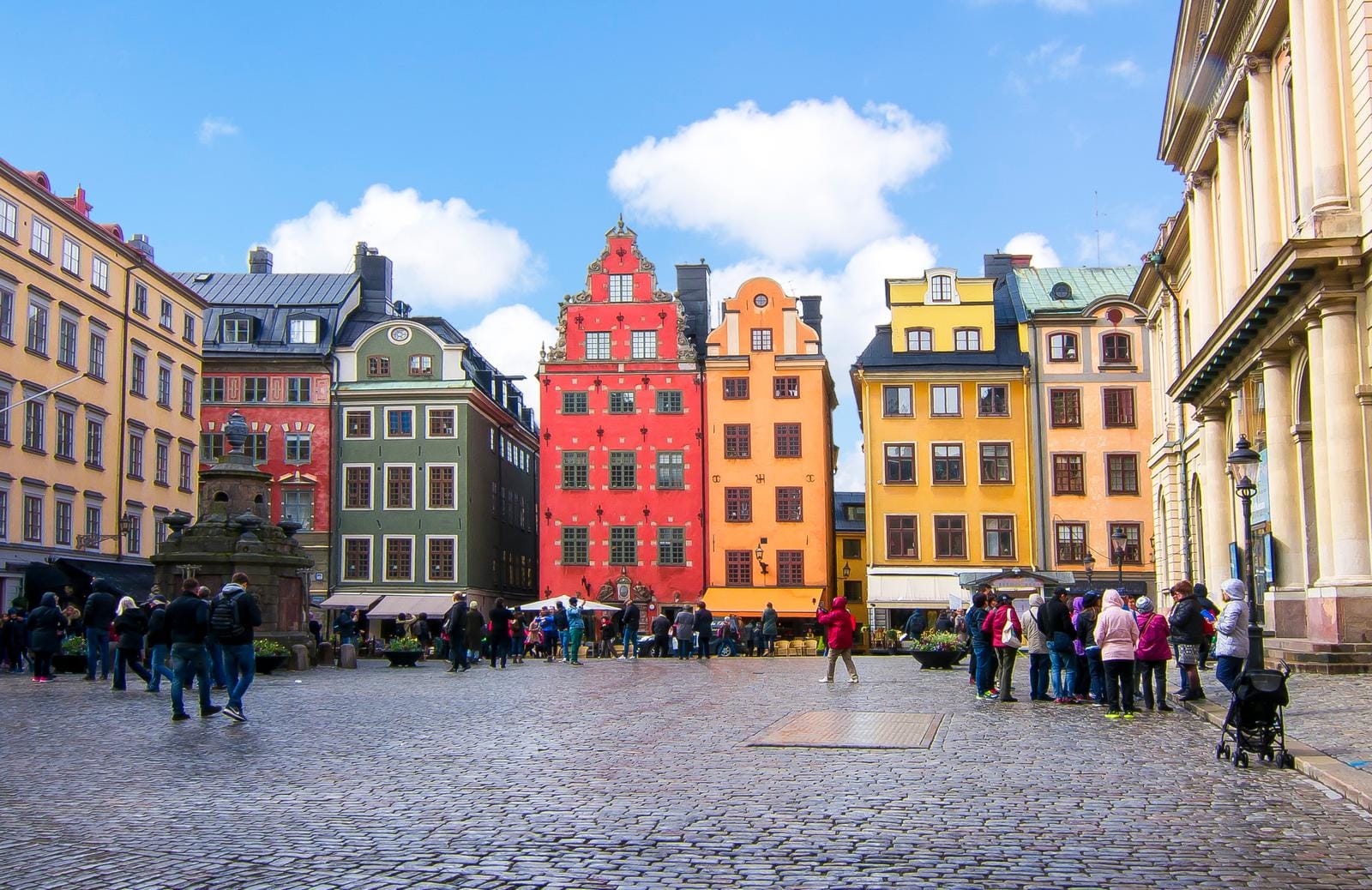 Bunter Platz mit historischen Häusern in Stockholm, Schweden unter blauem Himmel.