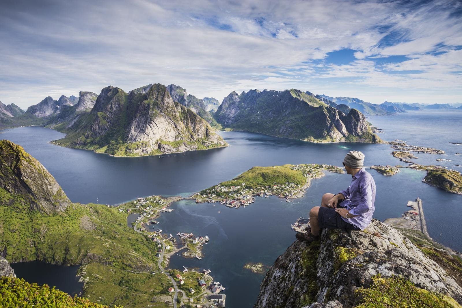 Malerische Aussicht auf die Lofoten-Inseln in Norwegen mit Fjorden und Bergen.