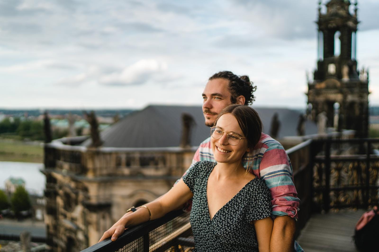 Ein Paar genieĂźt den Ausblick auf Dresden