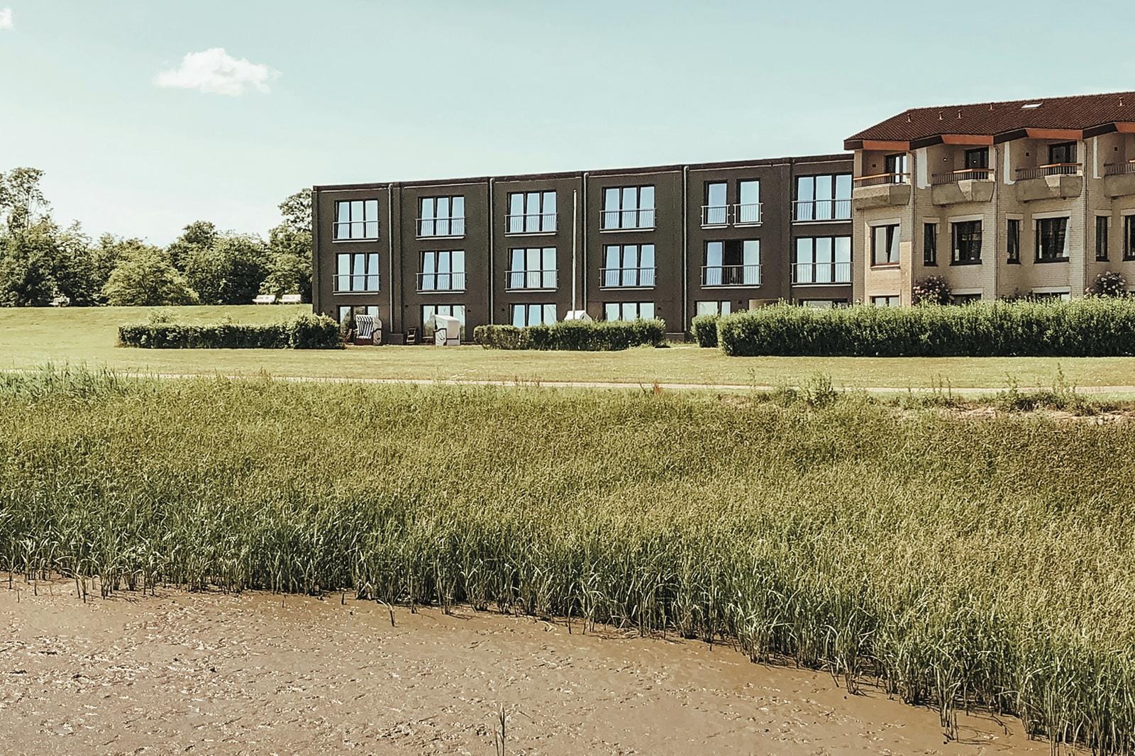 Das BE BIO Hotel umgeben von schöner Natur, direkt am Wasser.