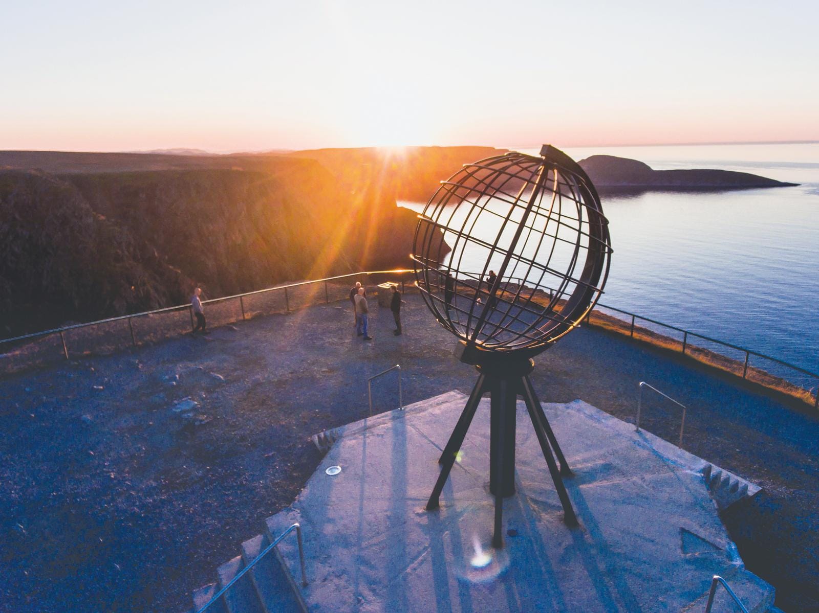 Das Bild zeigt den Globus am Nordkap in Norwegen bei Sonnenuntergang, spektakuläre Aussicht!