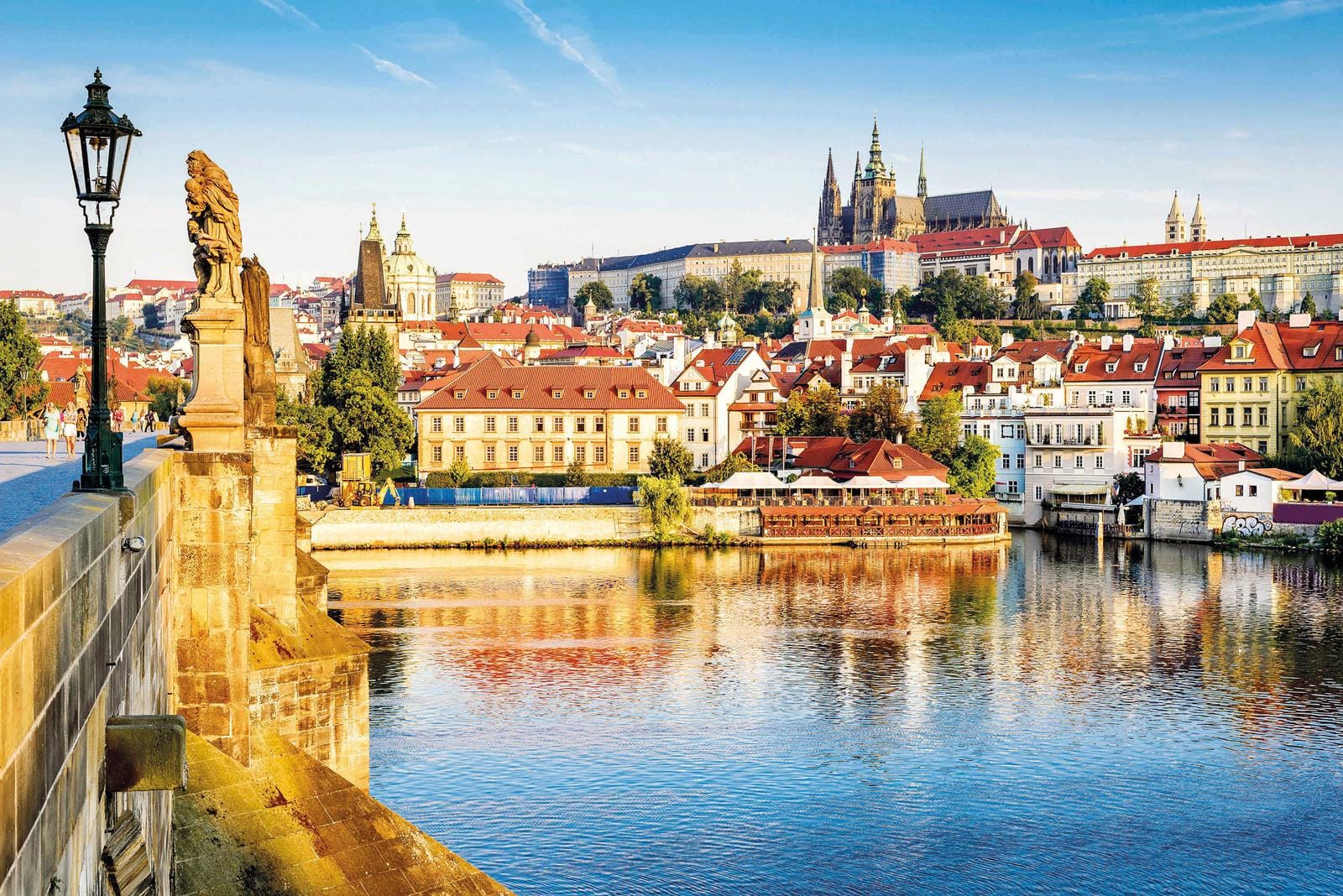 Historische Brücke mit Blick auf die Prager Burg und die Moldau in Tschechien.