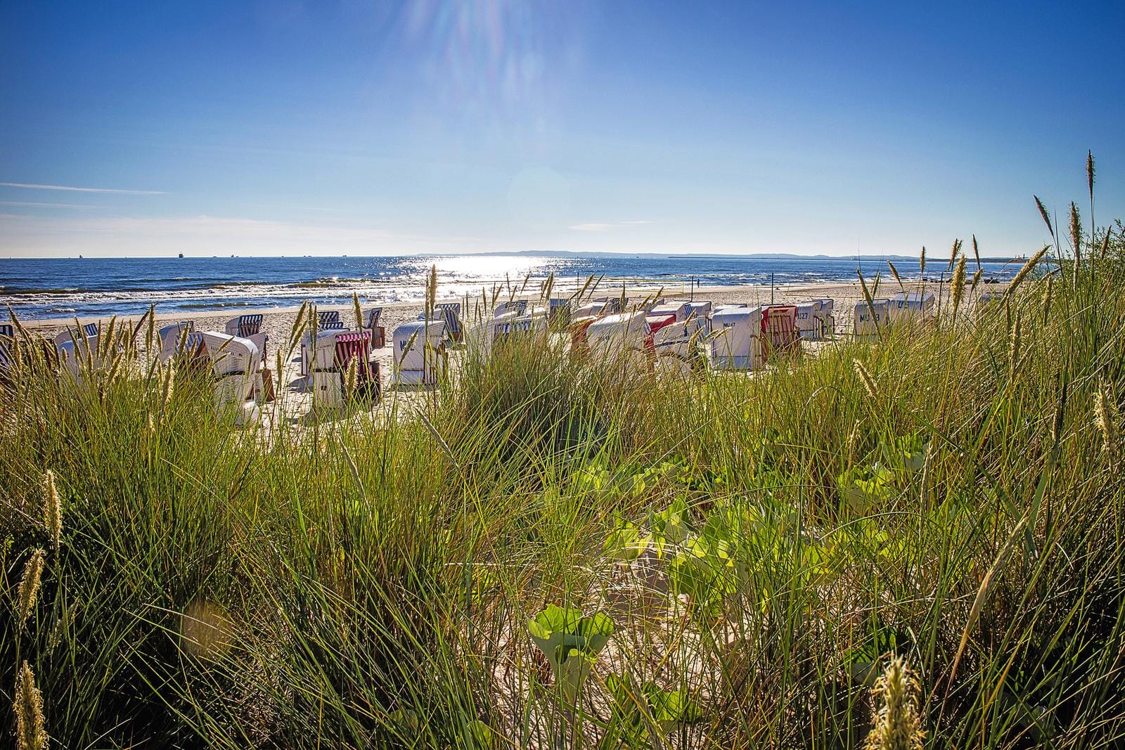 Strandkorbparadies auf Usedom, Deutschland: Sonne, Meer und Ruhe hinter den DĂĽnen genieĂźen.