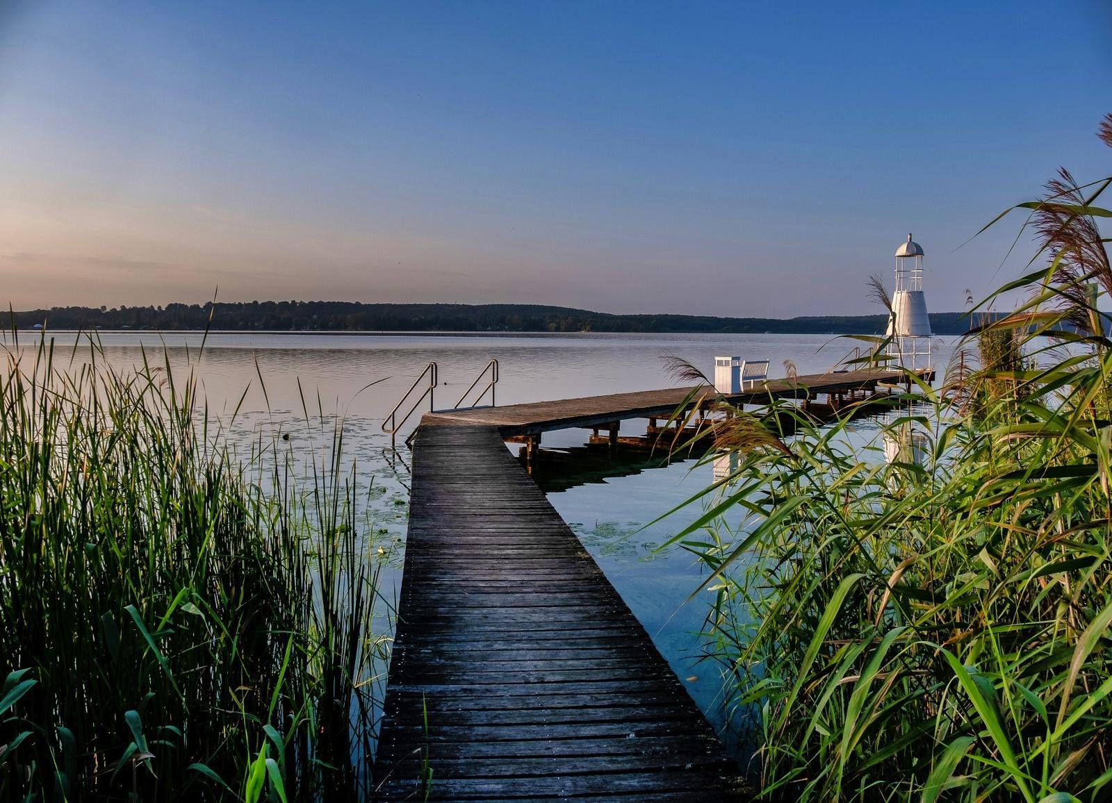 Steg am See im Abendlicht
