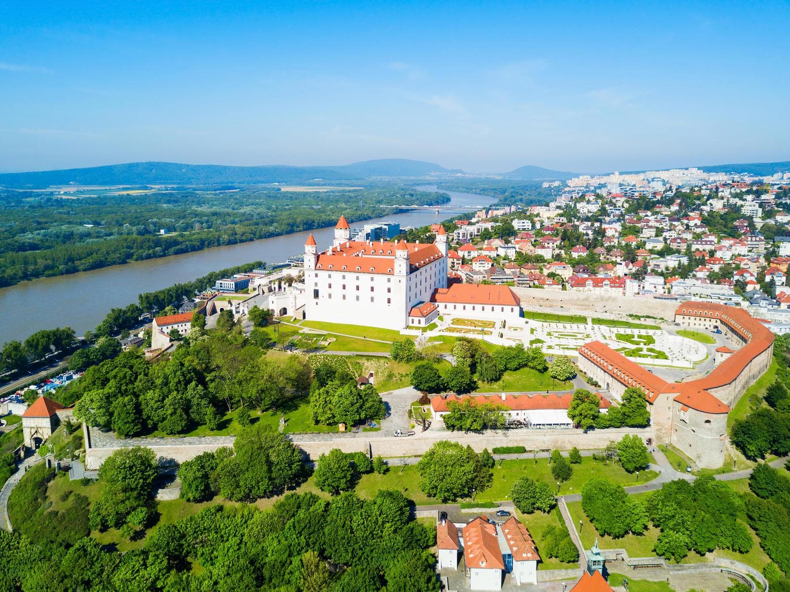 Millhistorisches Stadtzentrum Bratislava, Slowakei, mit Donau und Burg im Panoramaansicht.