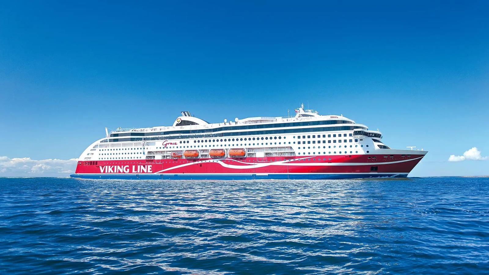 Kreuzfahrt auf der Ostsee mit der Viking Line, zwischen Schweden und Finnland bei blauem Himmel.