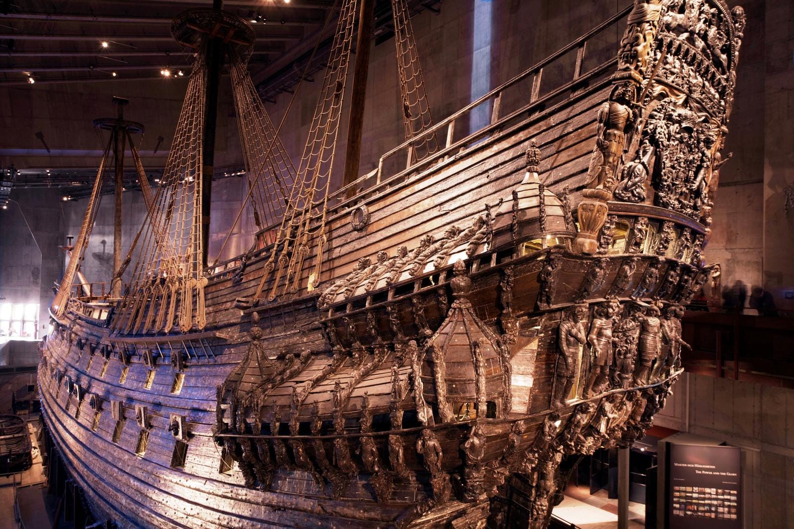 Historisches Kriegsschiff mit intricate Schnitzereien im Vasamuseum, Stockholm, Schweden.