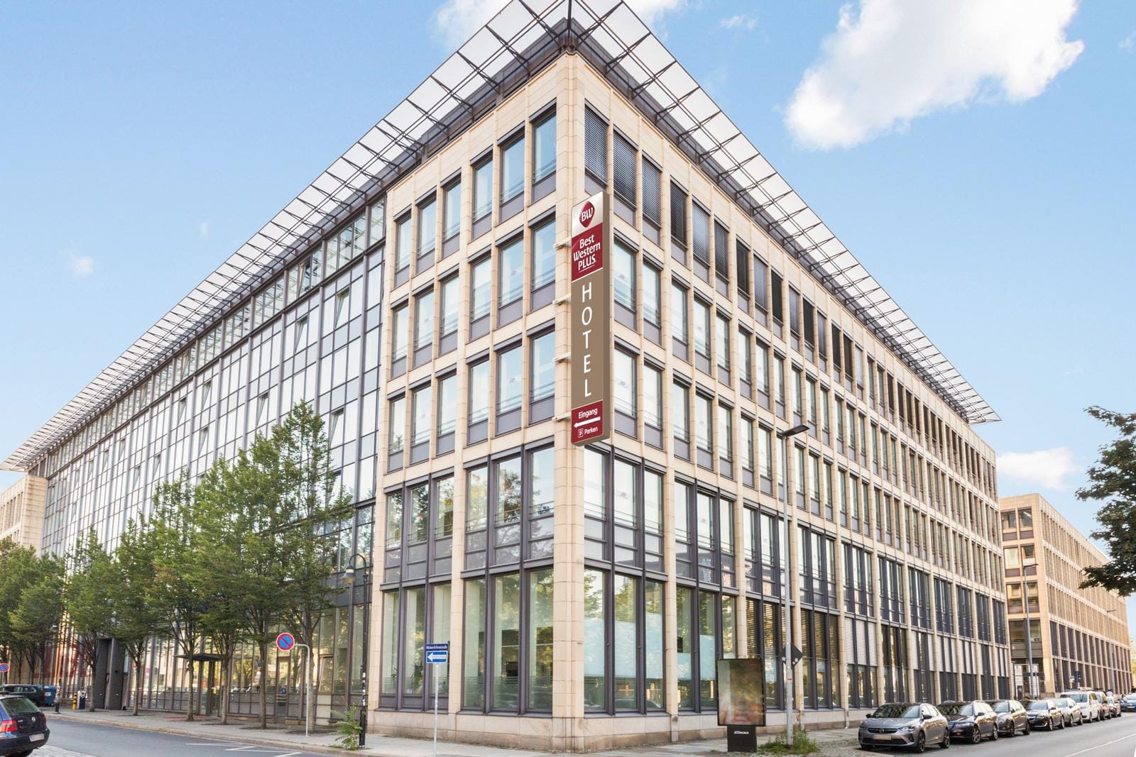 Modernes Hotelgebäude in der Innenstadt von Dresden