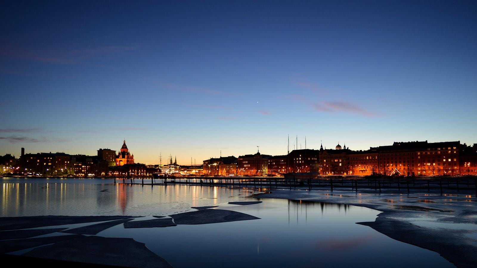 Helsinki im Abendlicht: Eine wunderschöne Stadt mit glitzerndem Wasser und historischem Charme.