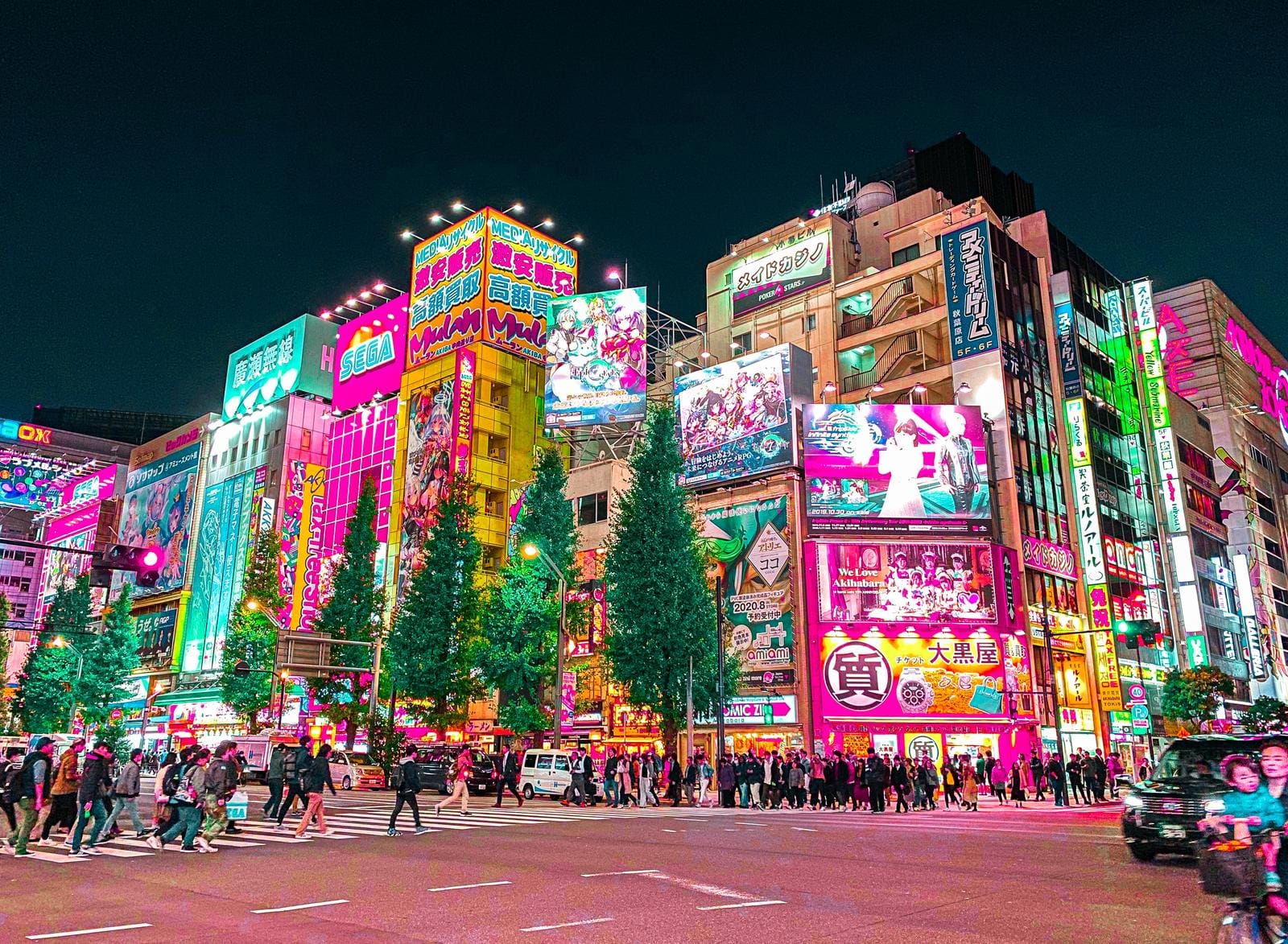 Leuchtende Neonlichter und belebte Straßen in Tokio, Akihabara bei Nacht.