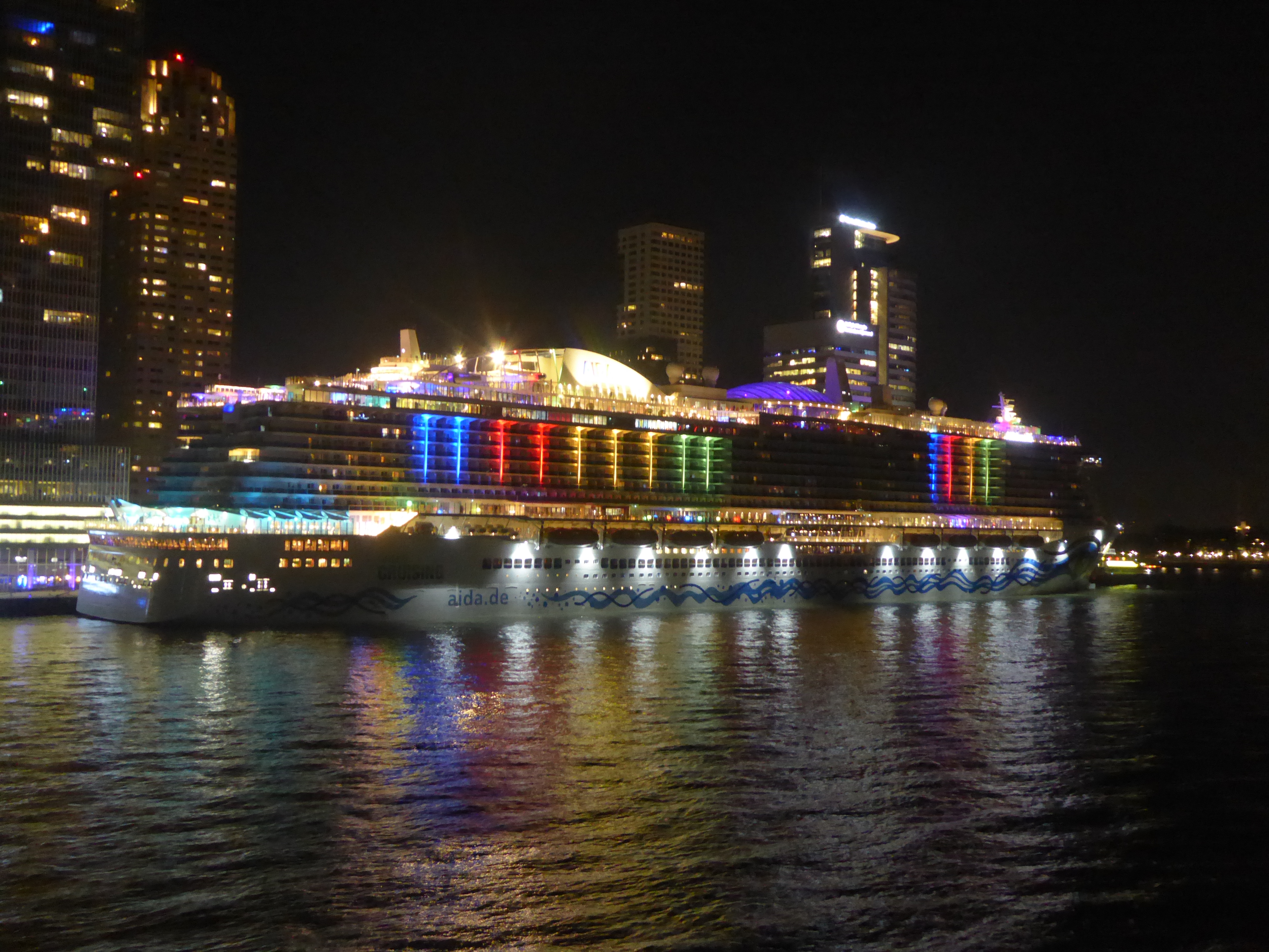 AIDAcosma bei Nacht in Rotterdam.