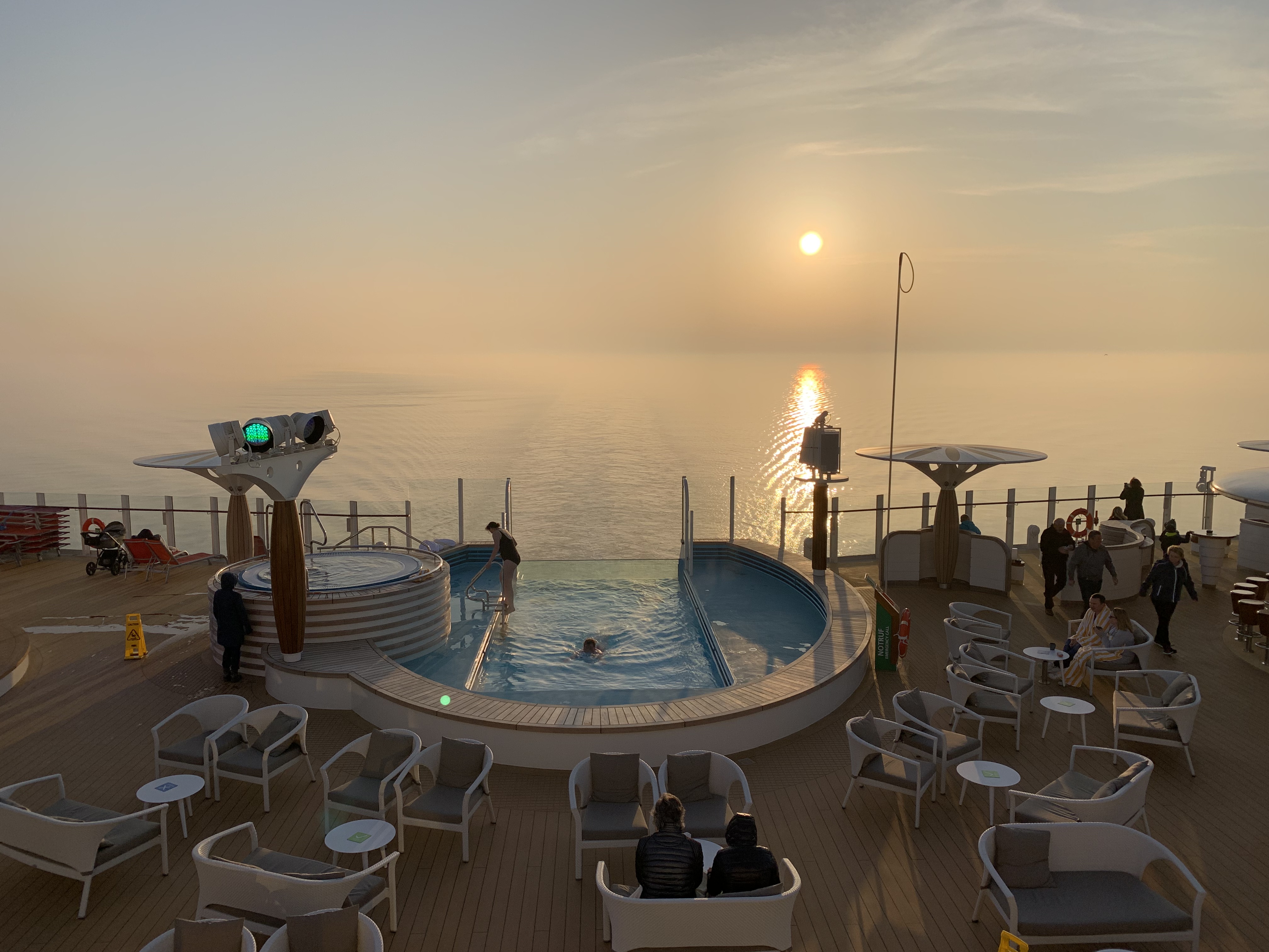 Sonnenuntergang auf dem Ocean-Deck - einfach herrlich!