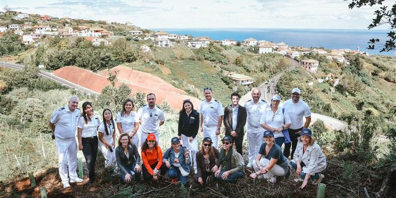 Die Crew von AIDAsol pflanzte zusammen mit einer Grundschulklasse Bäume auf Madeira. (Foto: AIDA Cruises)