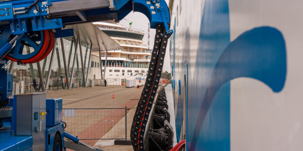 AIDA erhält Landstrom in Warnemünde. (Foto: AIDA Cruises)