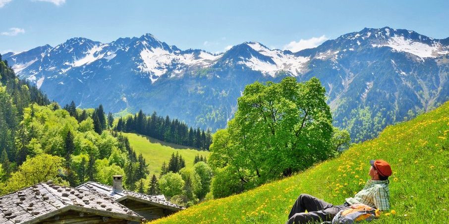 Wanderpause auf Frühlingswiese im Gebirge