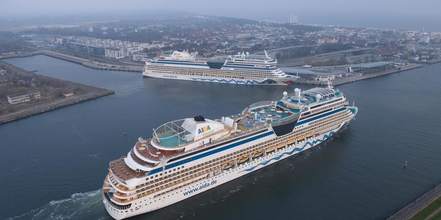 AIDAsol (vorne) und AIDAmar in Warnemünde. (Foto: AIDA Cruises)