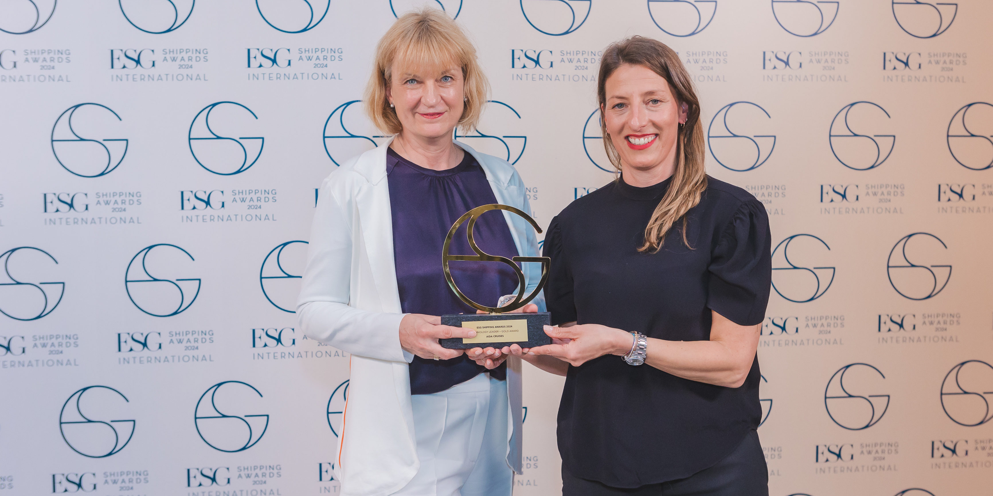 Martina Reuter (AIDA, l.) nimmt den Preis aus den Händen von Vanessa Myriam Grendze. (Foto: ESG)