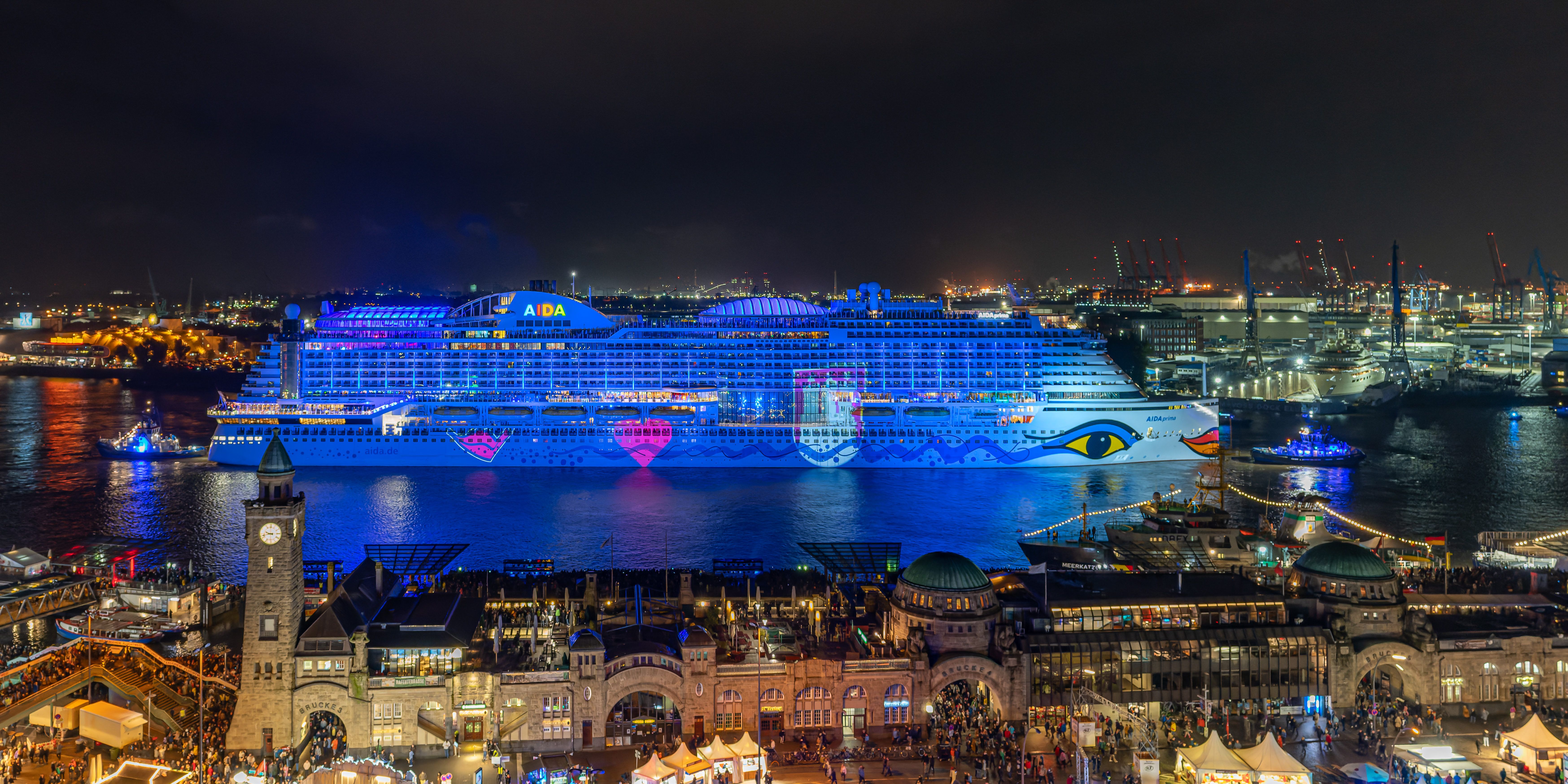 AIDAprima beim Hamburger Hafengeburtstag. (Foto: AIDA Cruises)