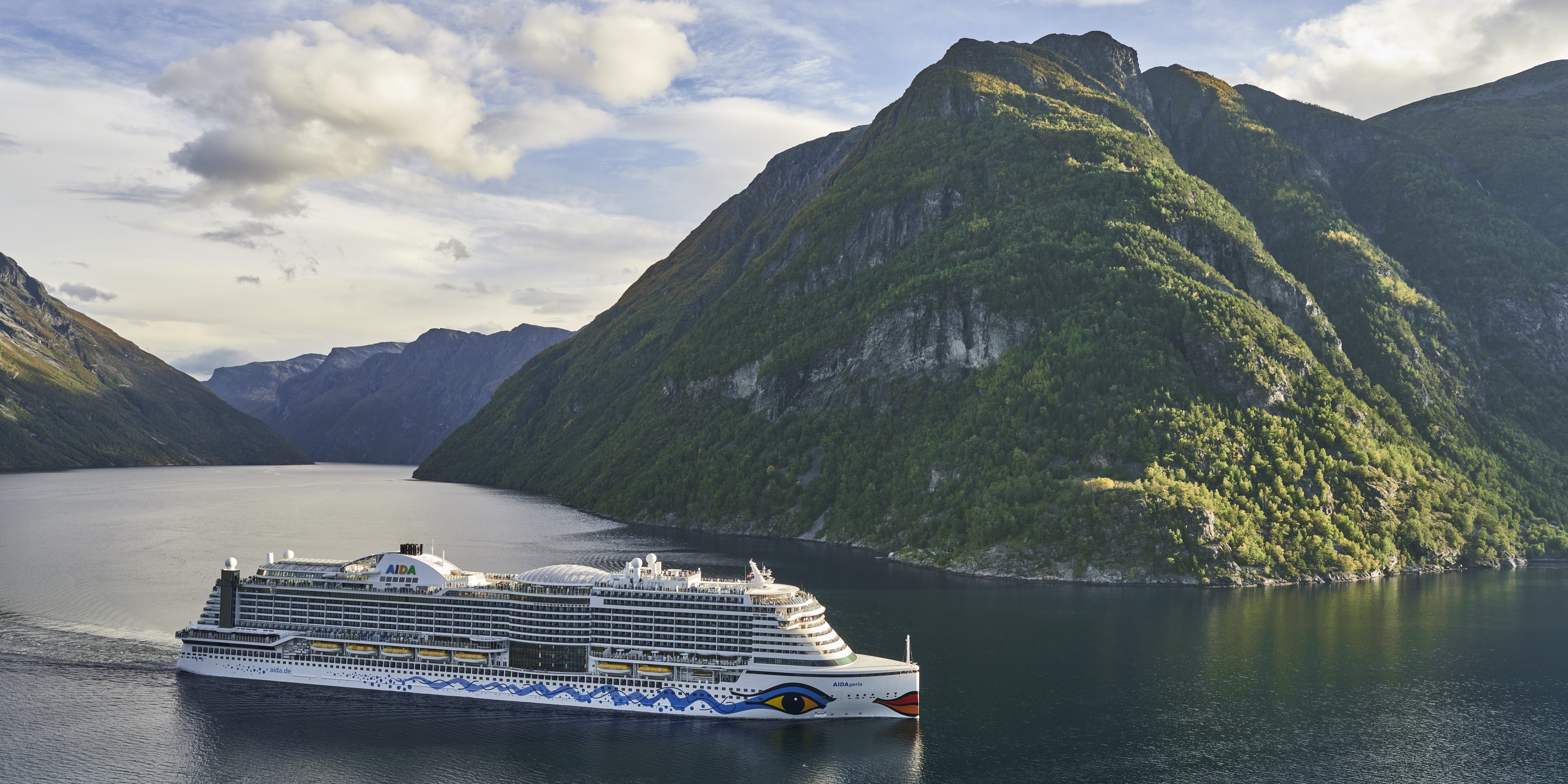 AIDA in Norwegens Fjorden. (Foto: AIDA Cruises)
