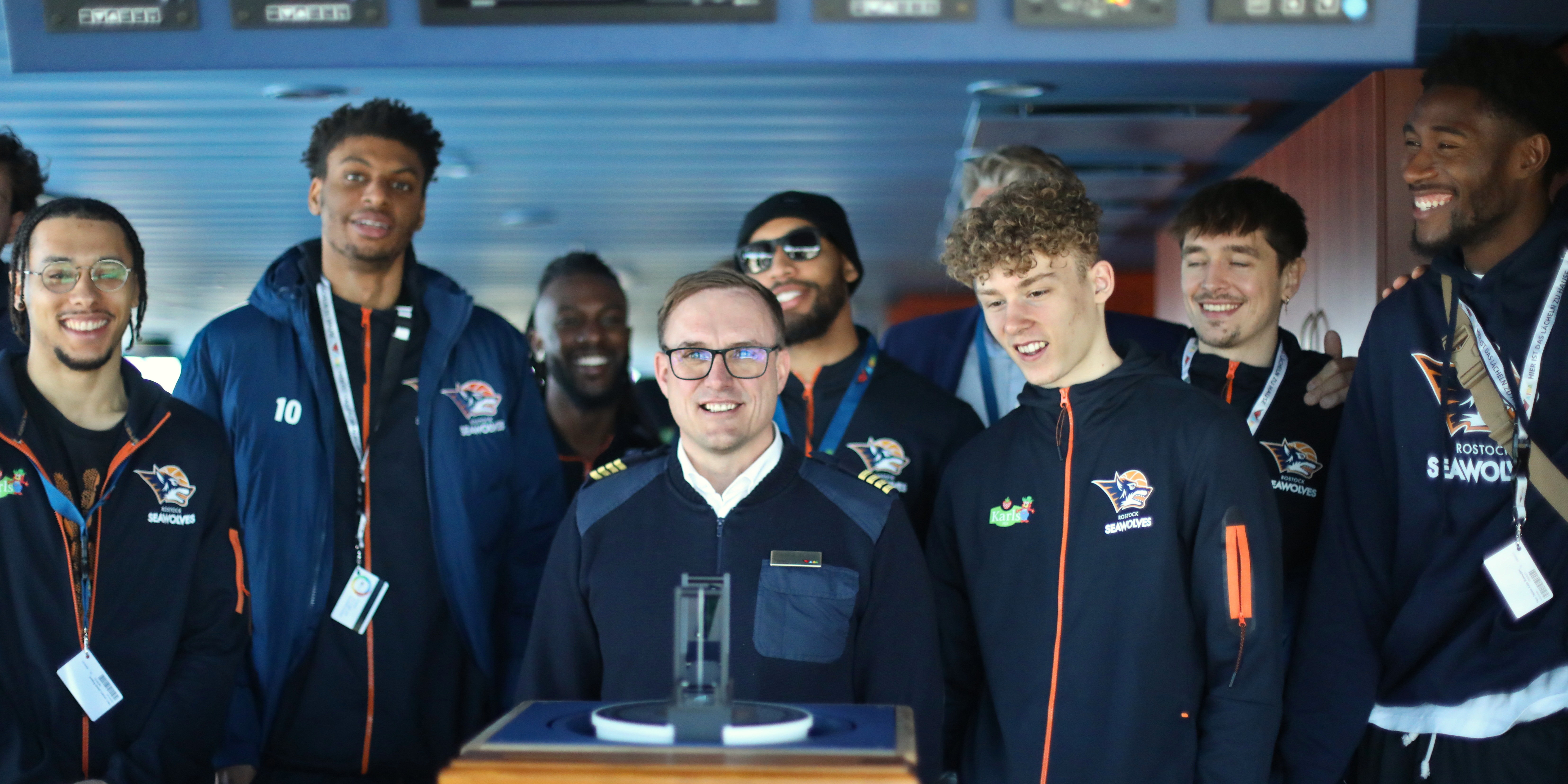 Die Seawolves auf der Brücke von AIDAmar. (Foto: AIDA Cruises)