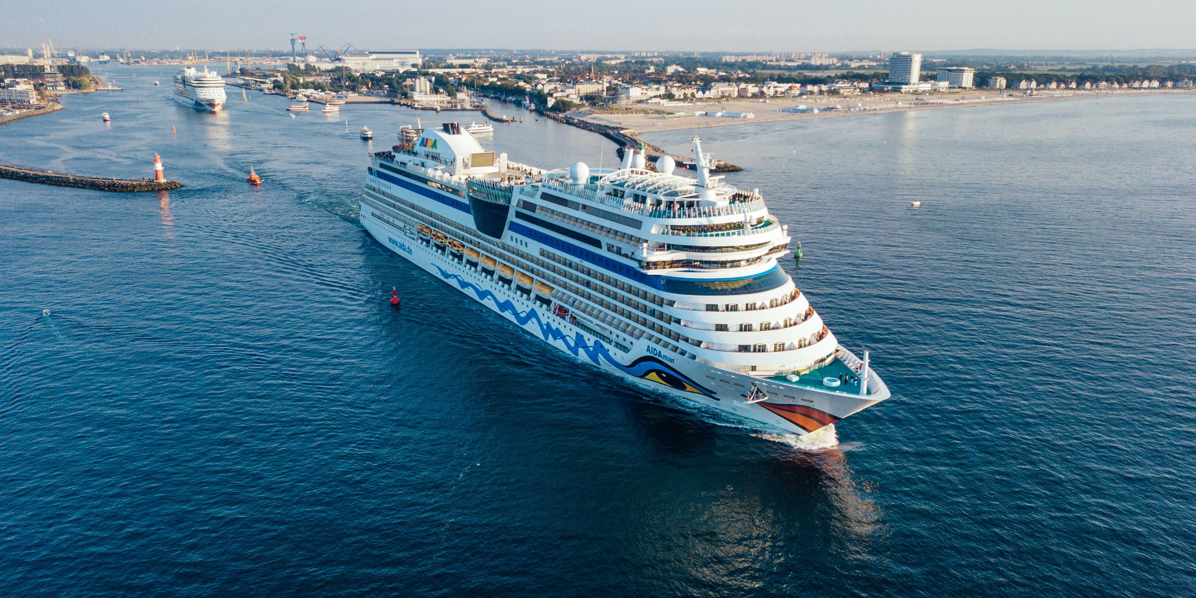 AIDAmar (vorn) und AIDAdiva in Warnemünde. (Foto: Felix Gaensicke)