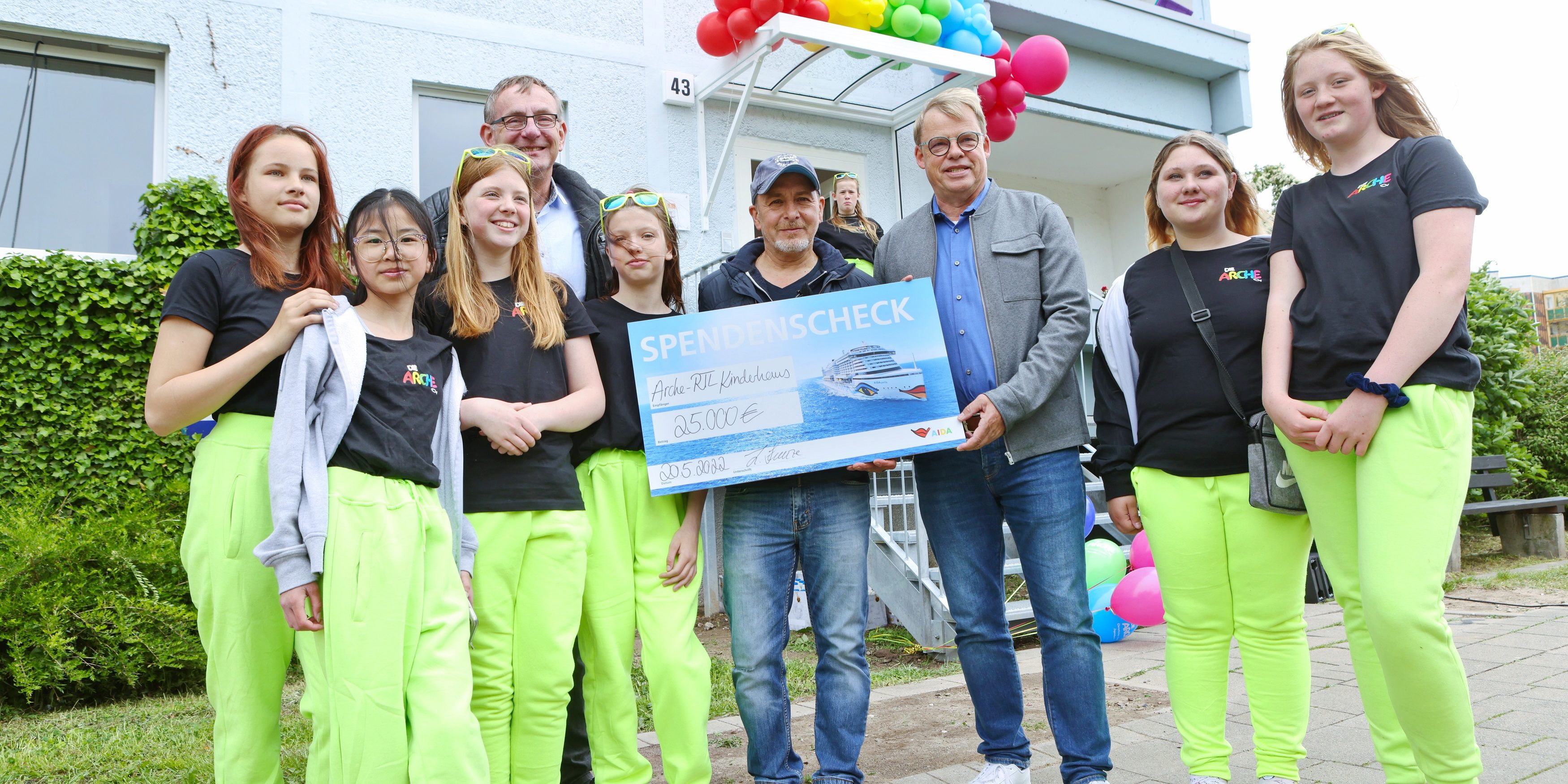 25.000 Euro für das Kinderhaus in Rostock. (Foto: AIDA)