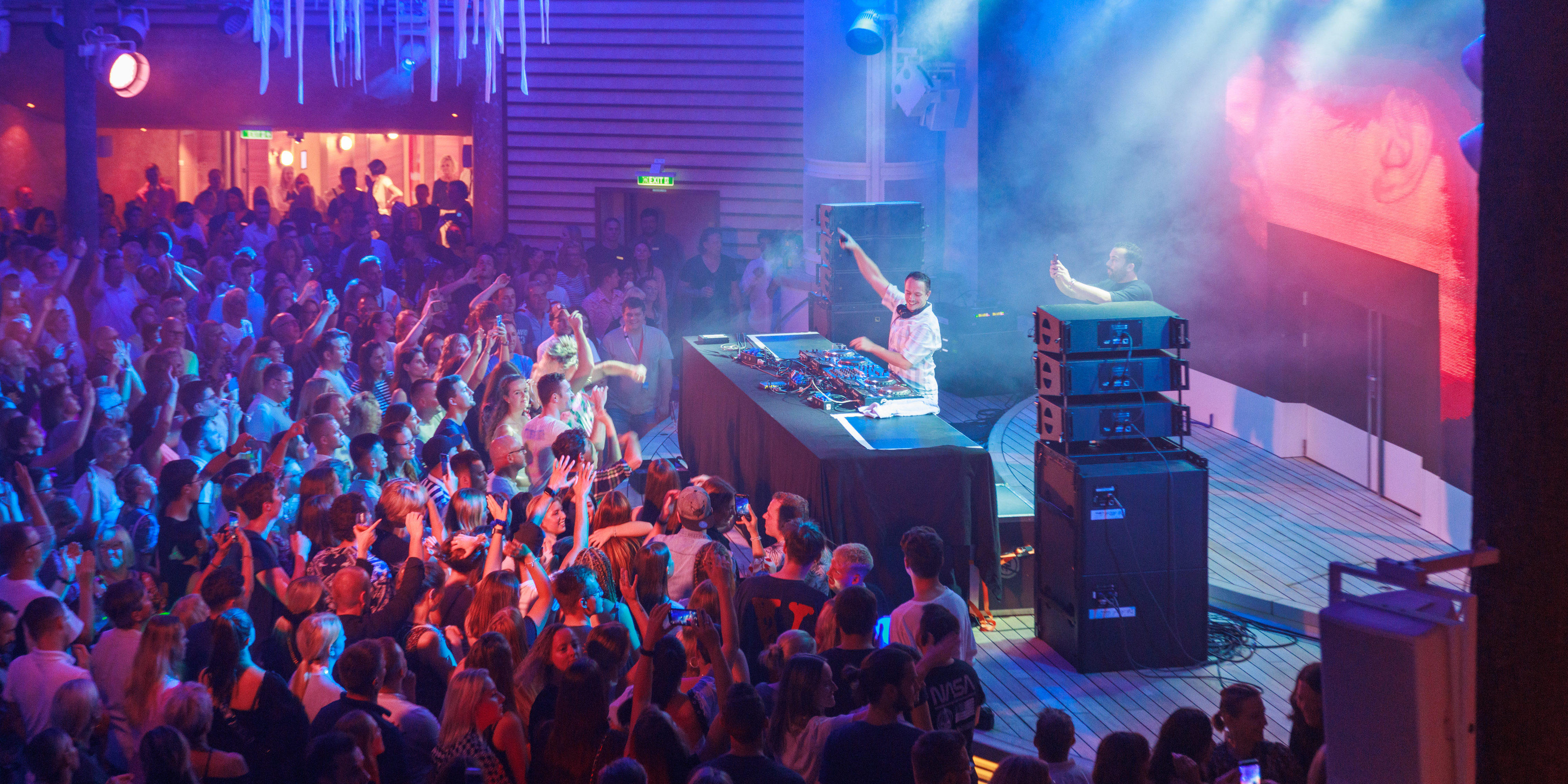 DJ Alle Farben im Beach Club von AIDAcosma. (Foto: Marc Klein)