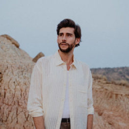 Alvaro Soler kommt an Bord von AIDAcosma. (Foto: Jakob Furis)