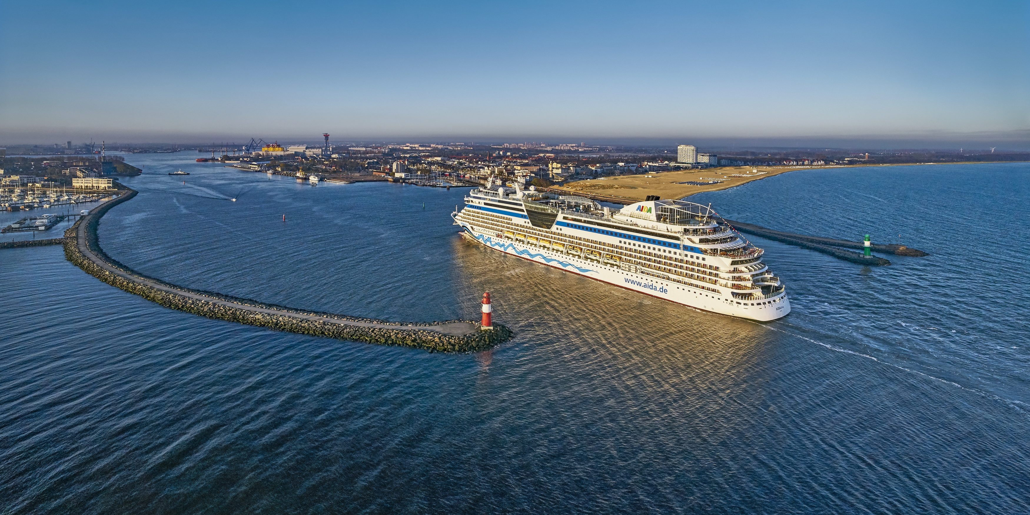 AIDAdiva beim Einlaufen in Warnemünde. (Foto: AIDA)