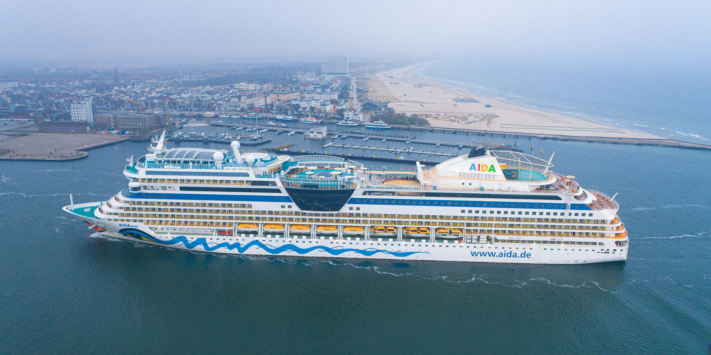 AIDAmar beim Einlaufen in Warnemünde. (Foto: AIDA Cruises)