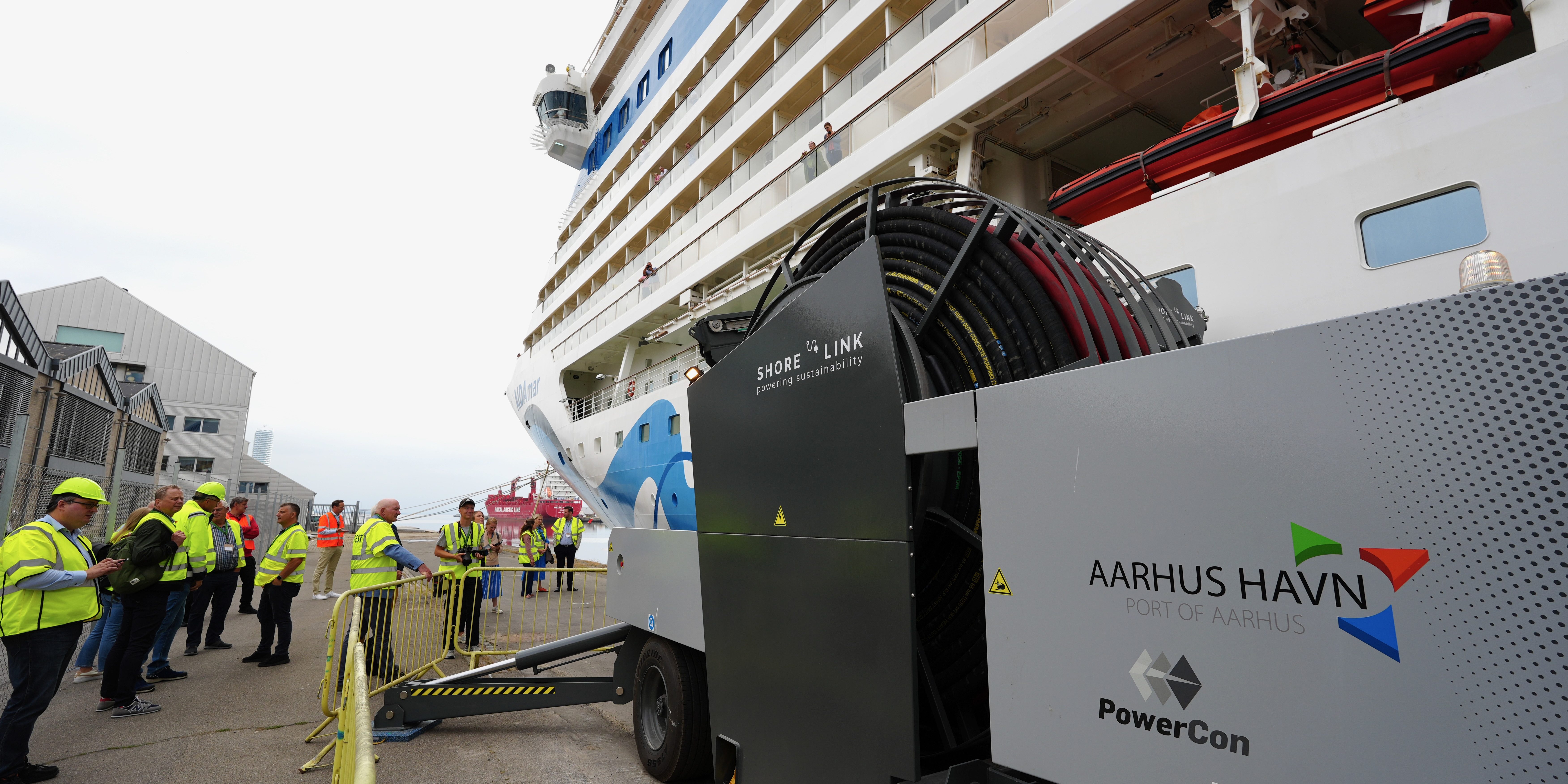 Landstrom für AIDAmar in Aarhus. (Foto: Bert Scharffenberg)