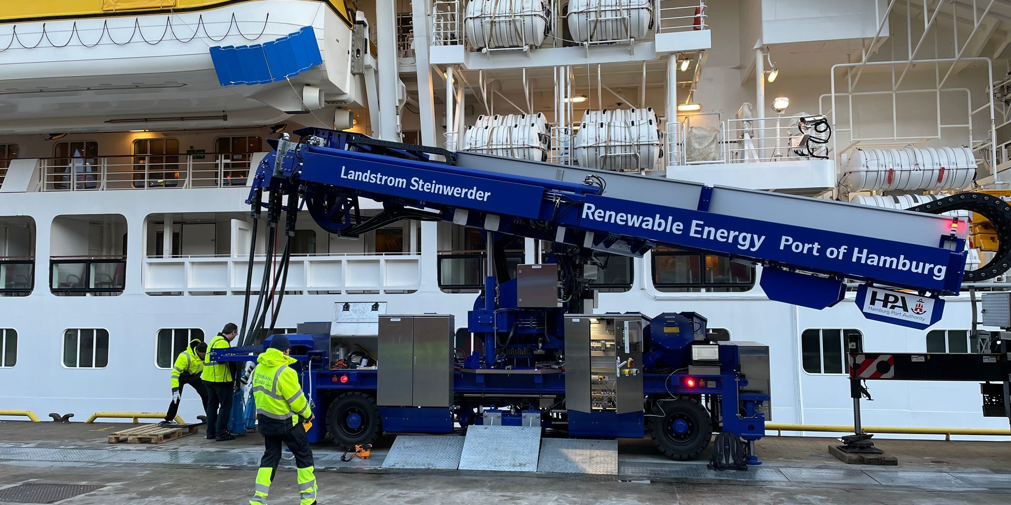 AIDAprima nimmt Landstrom in HH-Steinwerder. (Foto: AIDA Cruises)