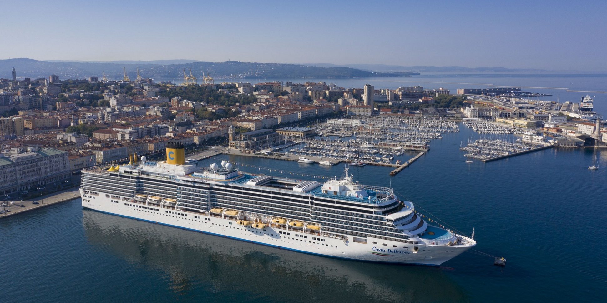 Die Costa Deliziosa im Hafen von Triest.