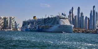 Die Costa Smeralda bietet noch bis Ende Februar 2025 einwöchige Kreuzfahrten ab Dubai an. Als erstes Kreuzfahrtschiff tankt sie dort Flüssigerdgas.