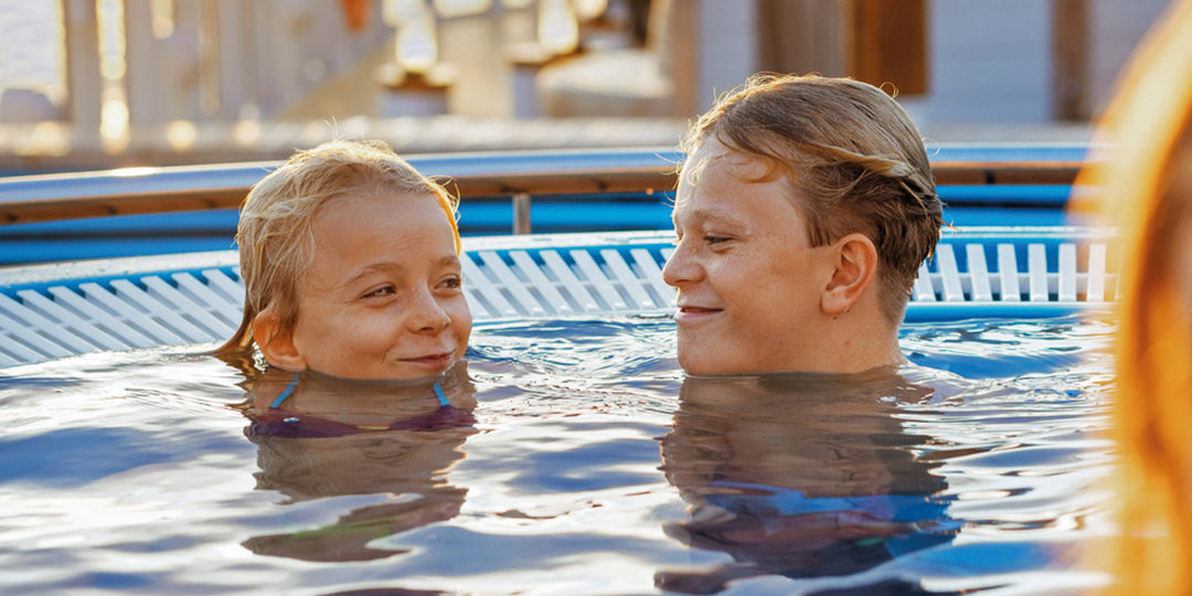 Schwimmen lernen auf AIDA. (Foto: AIDA Cruises)