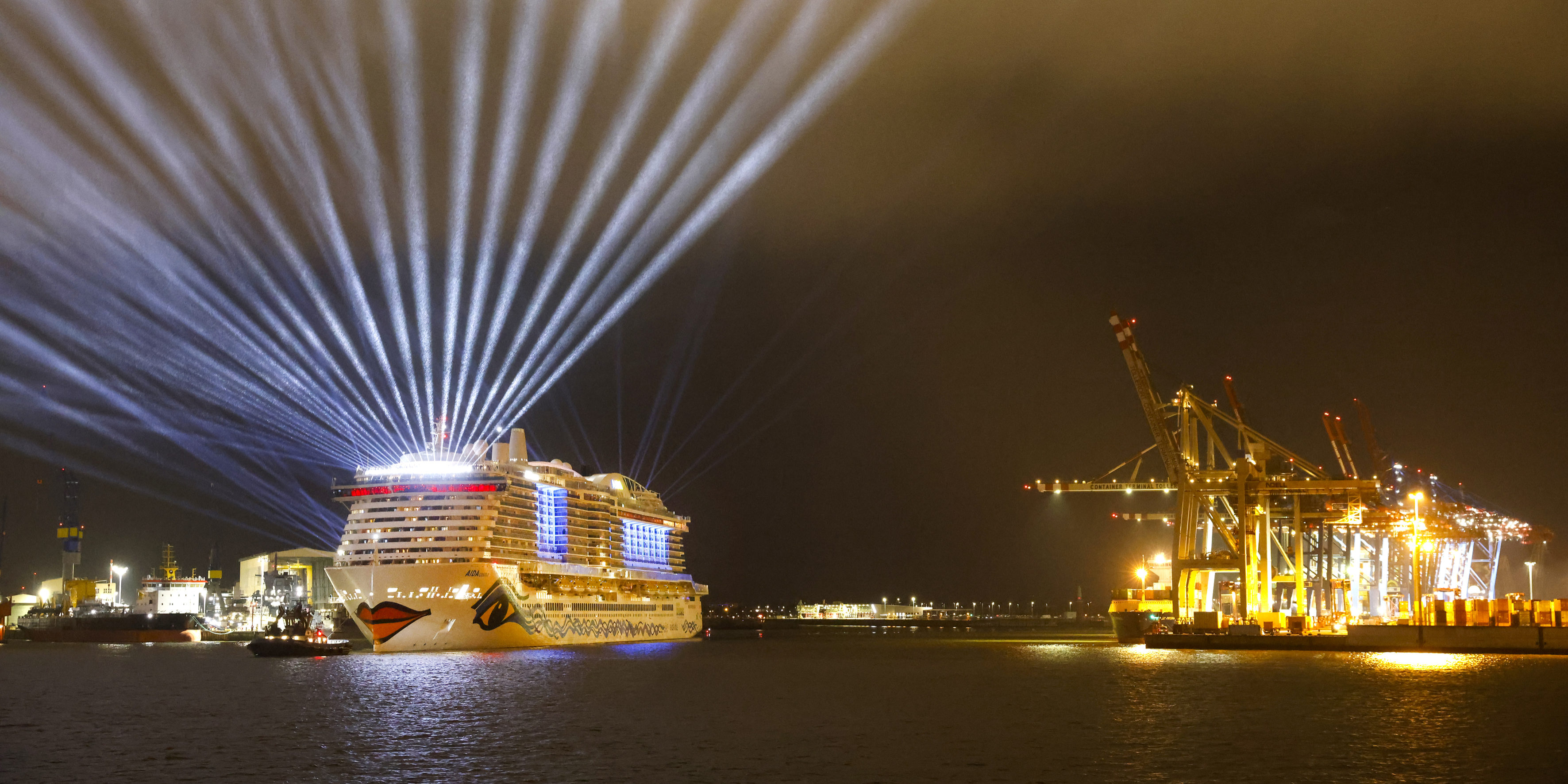 AIDAcosma fuhr am Abend eine Ehrenrunde durch den Hamburger Hafen. (Foto: Krug/Getty/AIDA)