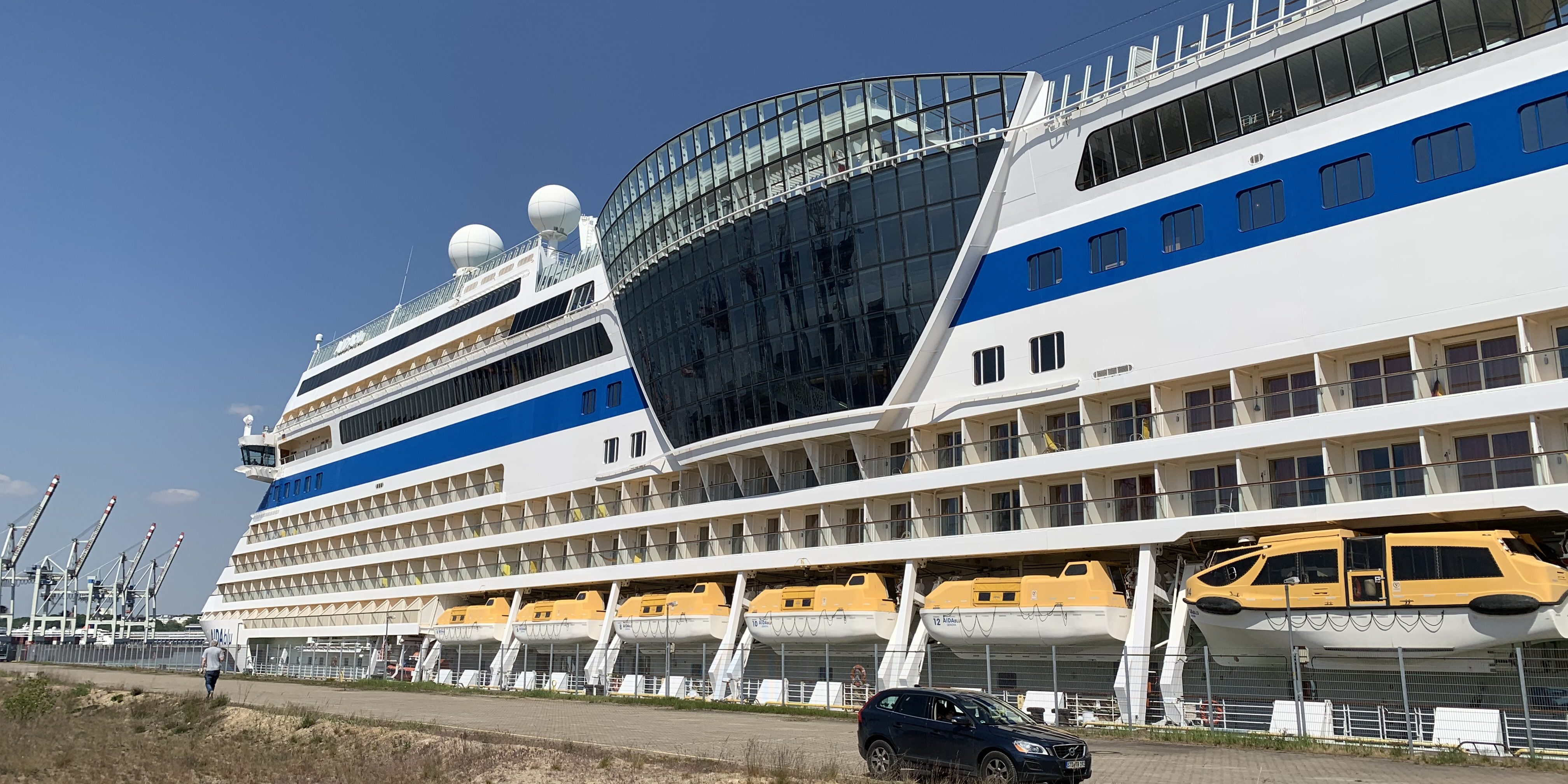 AIDAblu am 9. Mai 2020 im Hafen von Hamburg. (Foto: Steffen Gaux)