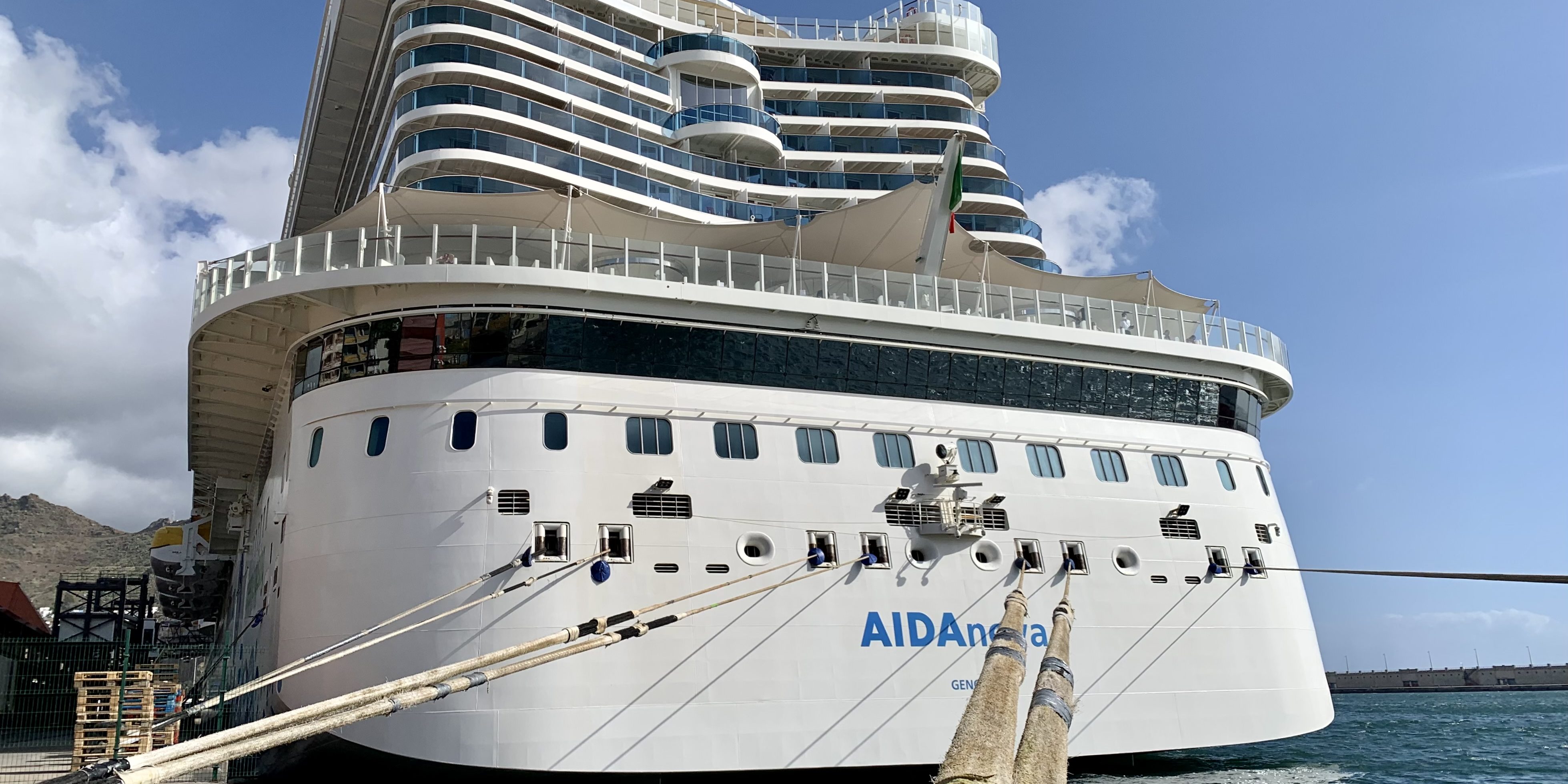 AIDAnova im Hafen von Teneriffa. (Foto: Steffen Gaux)