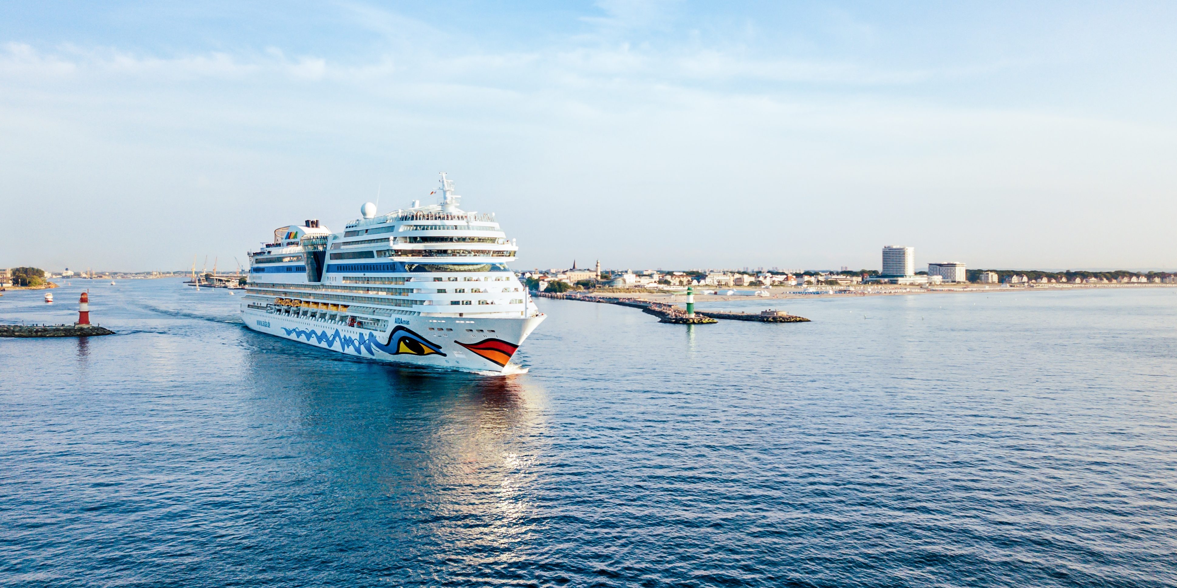 AIDAmar beim Auslaufen aus Warnemünde. (Foto: AIDA Cruises)