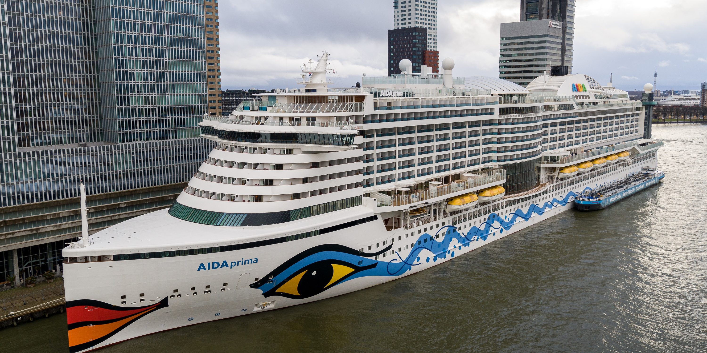 AIDAprima bei der Betankung in Rotterdam. (Foto: AIDA Cruises)