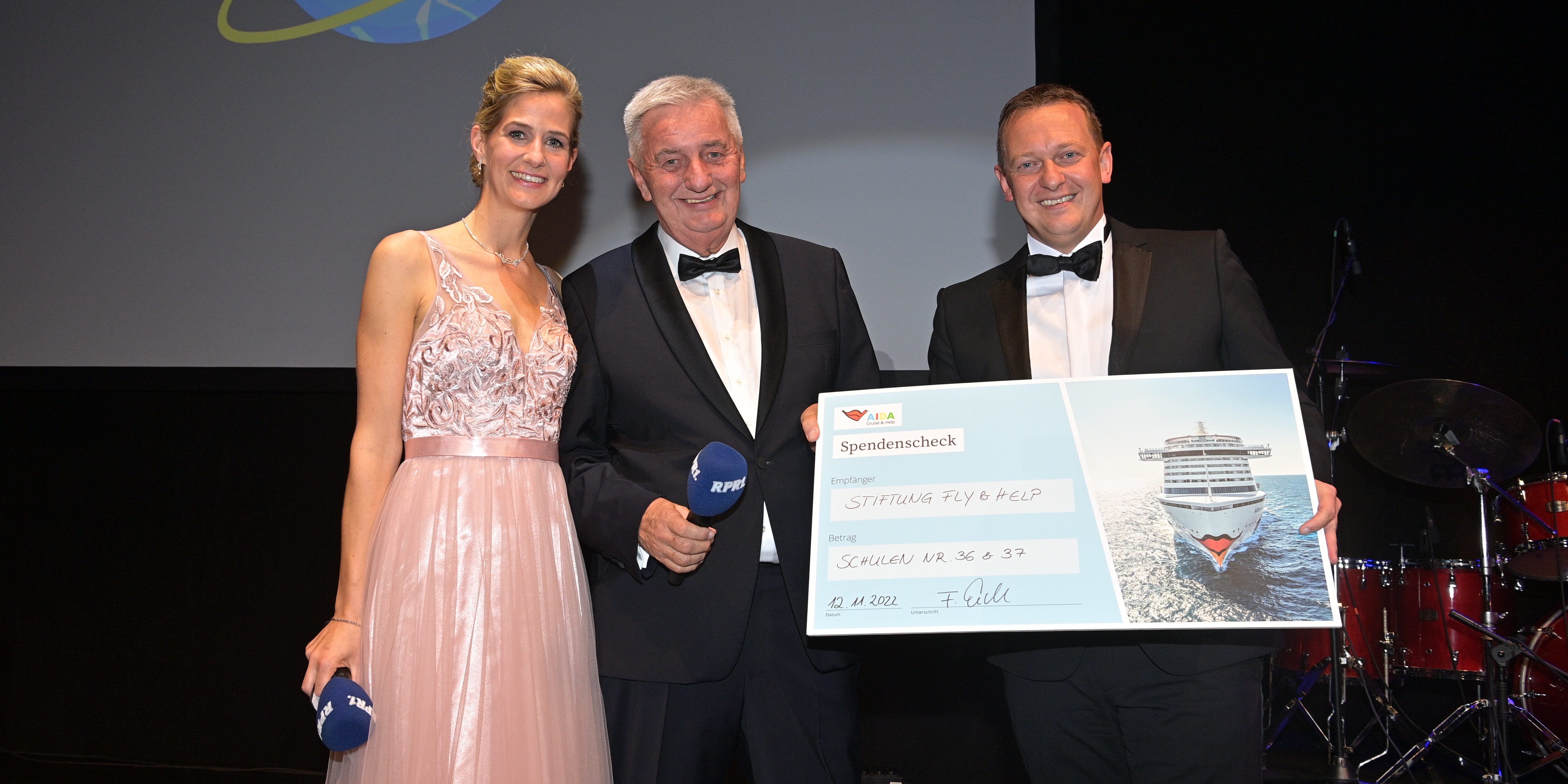 Felix Eichhorn übergibt Reiner Meutsch und Jessina Kunkel einen symbolischen Scheck. (Foto: Peter Seydel)