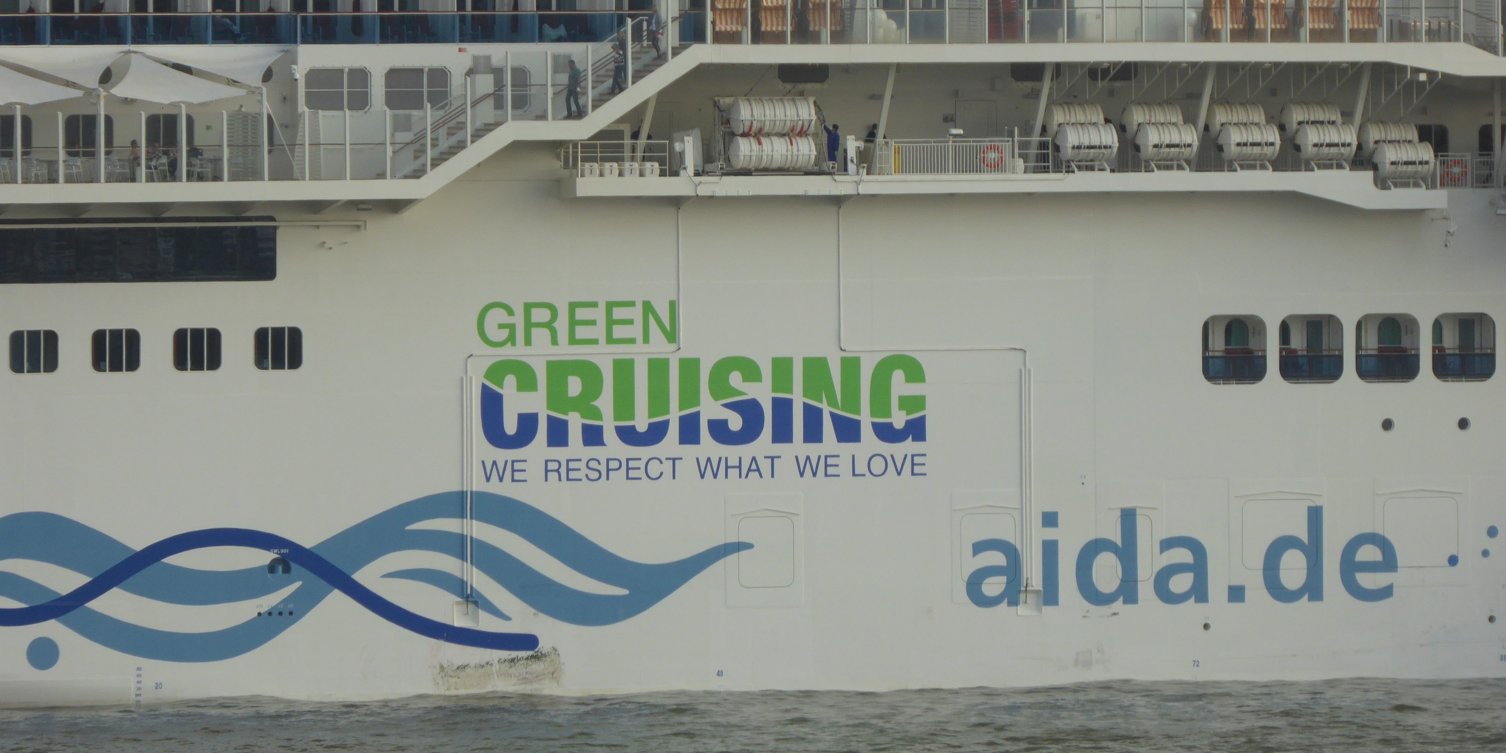 Das „Green Cruising“-Logo auf AIDAcosma. (Foto: Steffen Gaux)